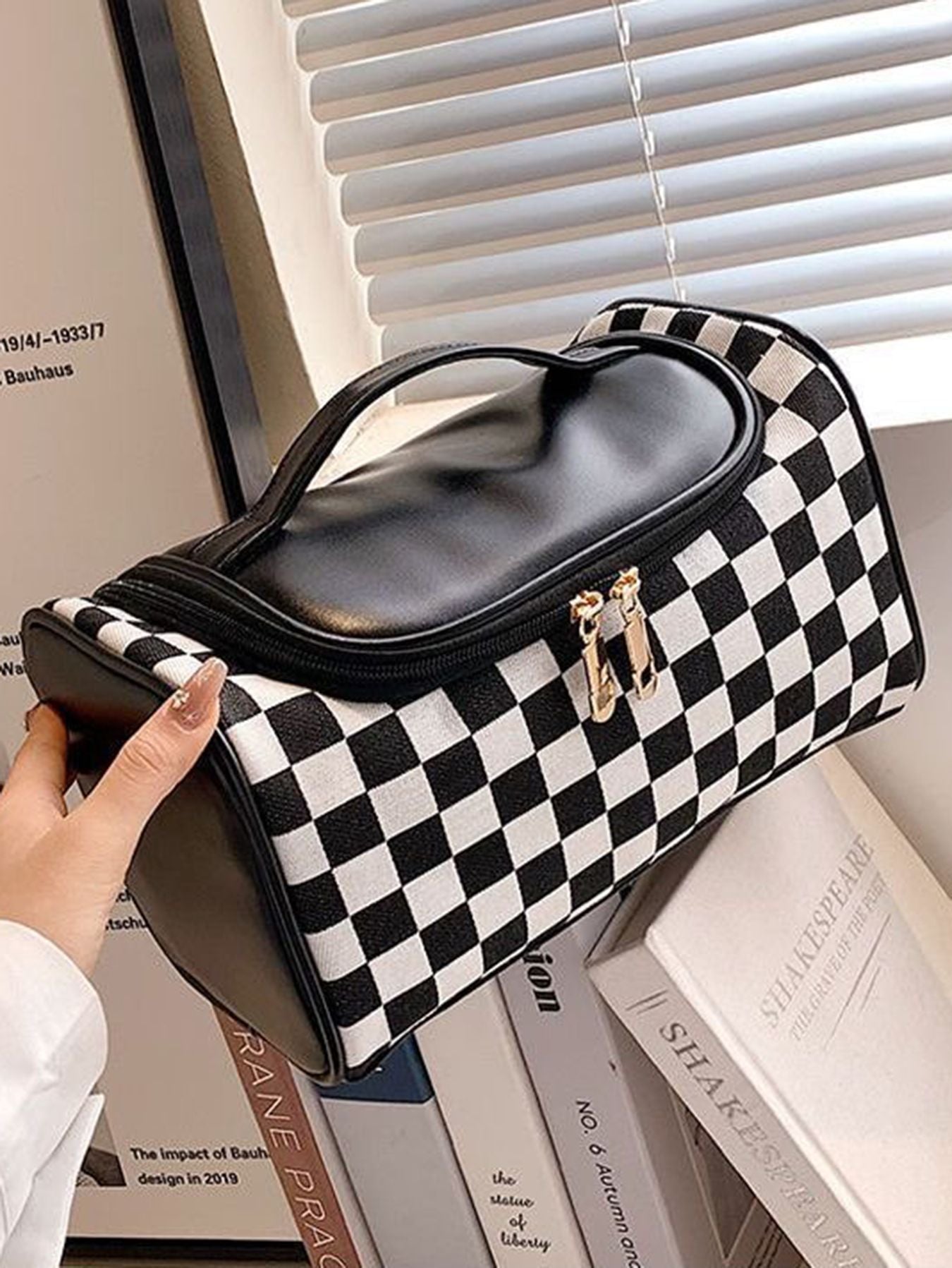 Large portable plaid cosmetic bag, large capacity toilet bag, tote zipper cosmetic storage bag, makeup bag with compartments,