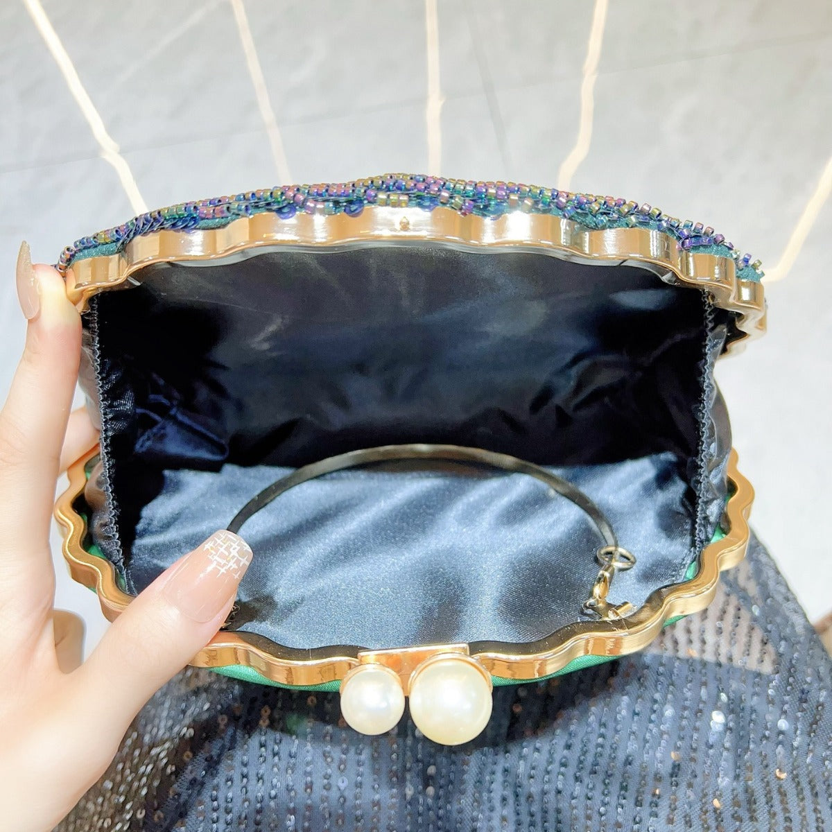 Elegant Retro Beaded Clam clutch